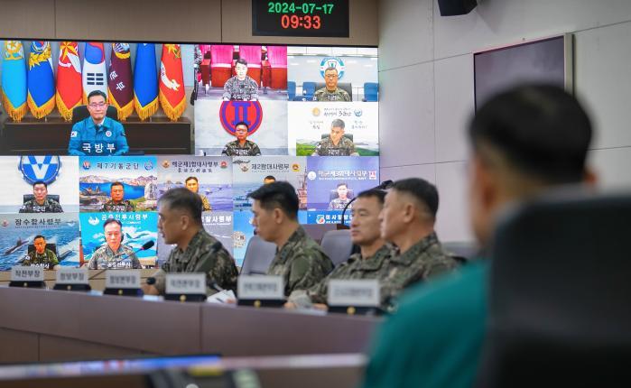  Defense Minister Shin Won Sik holds an emergency 