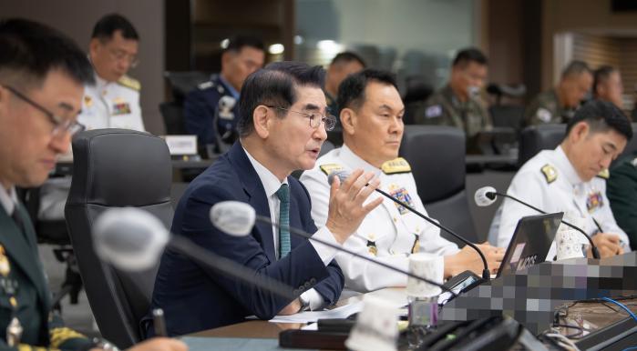 On September 6, Minister Kim Yong Hyun (center) he