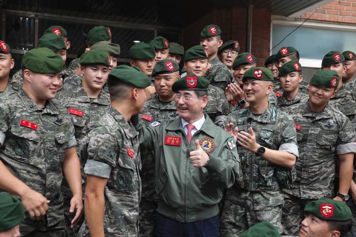 Minister Kim Yong Hyun encourages the soldiers of 