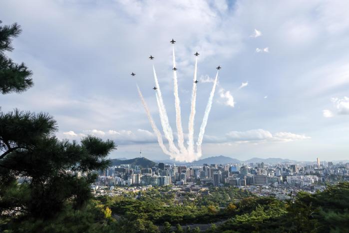 The Air Force’s Black Eagles Aerobatic Team flies 