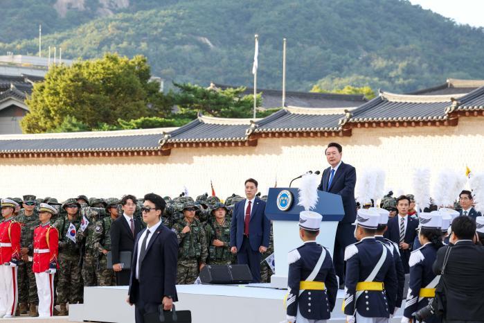 President Yoon Suk Yeol gives an encouraging speec