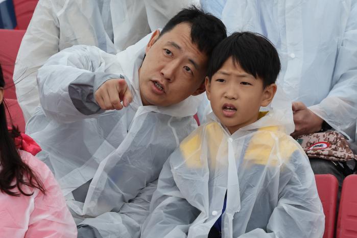 Families engage in conversation while watching the