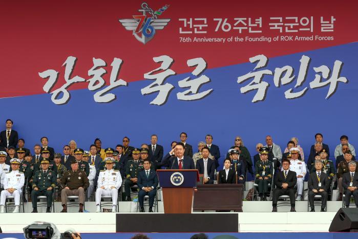 After making a commemorative speech, President Yoo