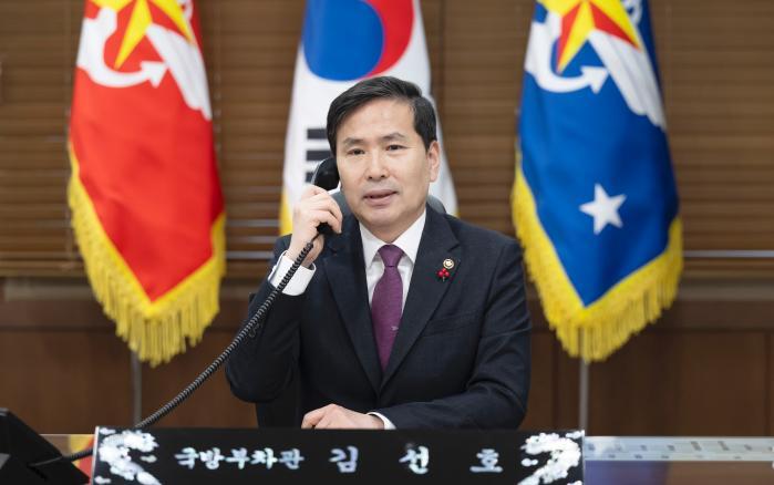 Acting Defense Minister Kim Seon Ho and new U.S. D