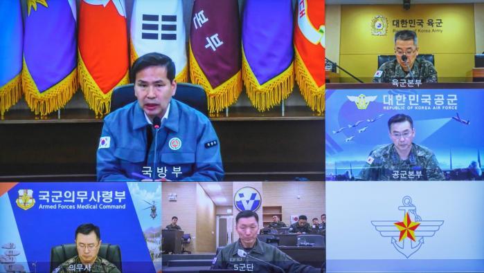 Acting Defense Minister Kim Seon Ho convenes a mee