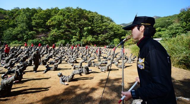 여군 레인저 1호 이세라 중사가 부대 유격훈련에서 교관임무를 수행하고 있다