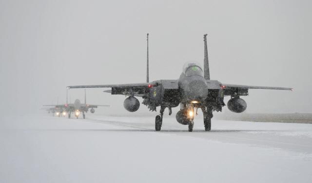 Through fluttering snow flurries