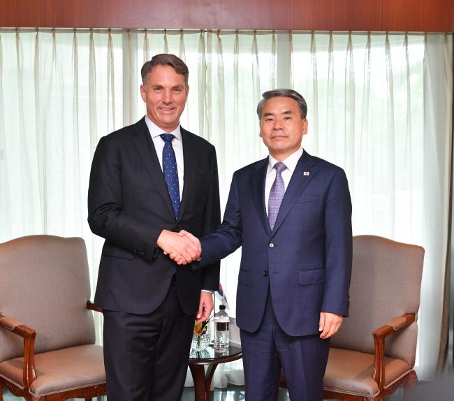 Defense minister engages in defense and diplomatic activities: support for cooperation in policy regarding North Korea and how to work together in national defense and arms industry  