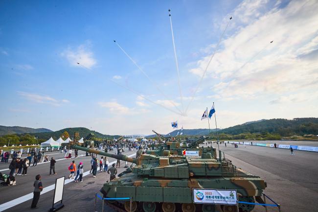 Spectacular fanfare crowded with 130000 visitors on the first day
