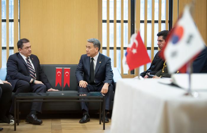 National Defense Minister Lee Jong-sup (in the middle) visited the Turkish Embassy in Seoul and offered condolences to Ambassador Salih Murat Tamer (on the far left).  Provided by the Ministry of National Defense