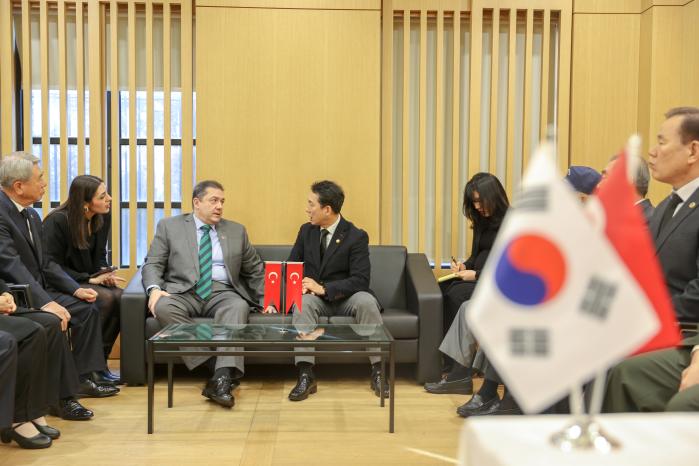 Patriots and Veterans Affairs Minister Park Min-shik (fourth from the left), and seven heads of veterans’ organizations visited the Turkish Embassy in Korea on February 14 and extended condolences to Ambassador Salih Murat Tamer (third from the left).  Provided by the Ministry of Patriots and Vetera