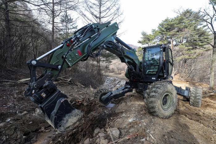 P1.  0320 [2023 FS combined exercise] “Let's pave our way forward” (Lee Won-jun) P2   Using TNT explosions to clear a path for tactical maneuvers P3   The K600 CEV clears obstacles while in motion.