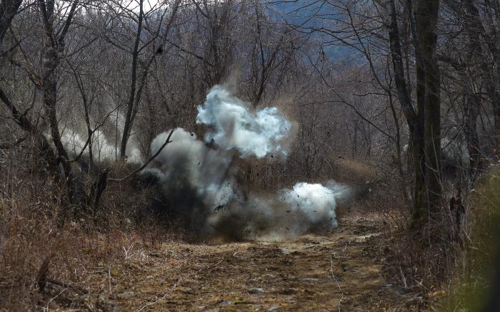 P1.  0320 [2023 FS combined exercise] “Let's pave our way forward” (Lee Won-jun) P2   Using TNT explosions to clear a path for tactical maneuvers P3   The K600 CEV clears obstacles while in motion.