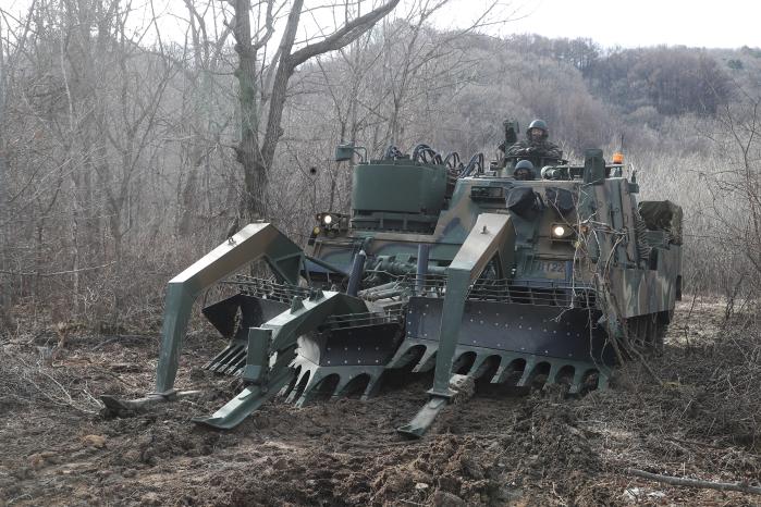 P1.  0320 [2023 FS combined exercise] “Let's pave our way forward” (Lee Won-jun) P2   Using TNT explosions to clear a path for tactical maneuvers P3   The K600 CEV clears obstacles while in motion.