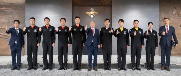 Defense Minister Lee Jong-sup (middle) encourages pilots, maintenance personnel, and aerial photography staff of the Black Eagles, The Republic of Korea Air Force Aerobatic Team. He also poses for a picture with them at the Defense Ministry building in Yongsan-gu, Seoul on June 20.  Provided by the 