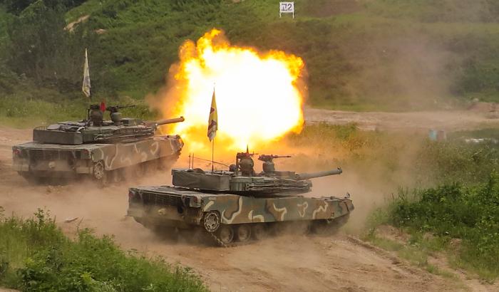  On August 16, K1 tanks of the Lightning Brigade of the 15th Infantry Division fire bombs during a South Korea-US joint live-fire exercise held at the Mugeonri military training field in Paju-si, Gyeonggi-do. 