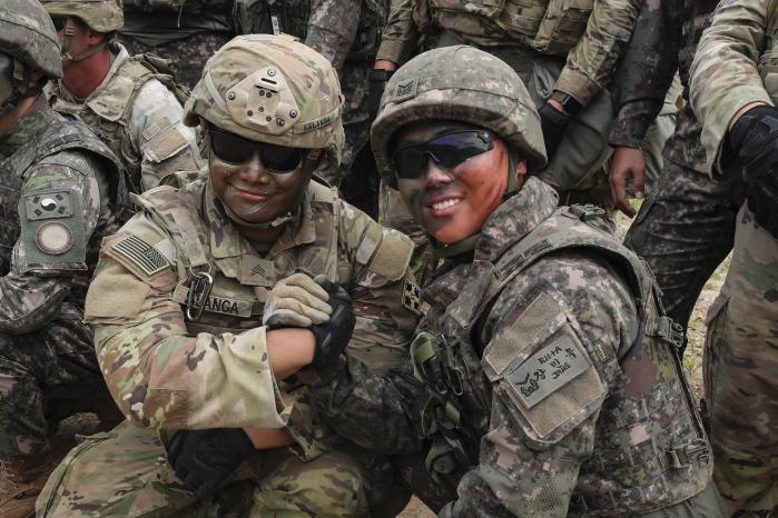  Upon the completion of the exercise, South Korea and US soldiers join hands, demonstrating the solid ROK-US alliance.
