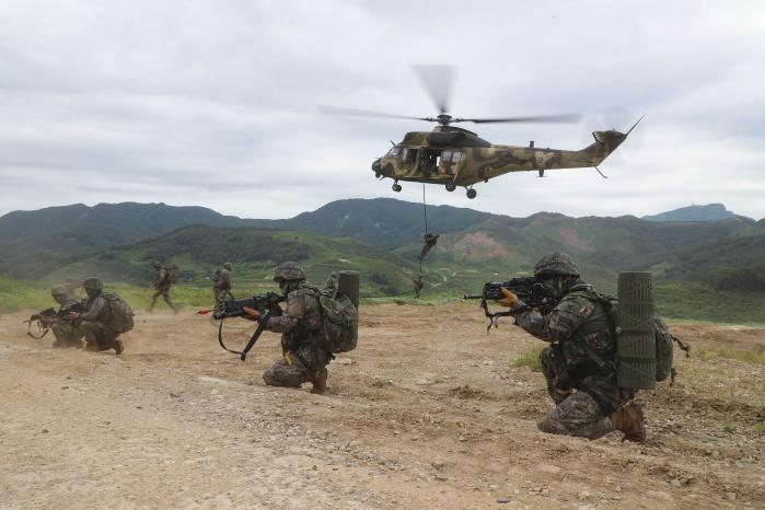  Troops of the Commando Regiment of Army II Corps descend from helicopters and look at the surroundings.