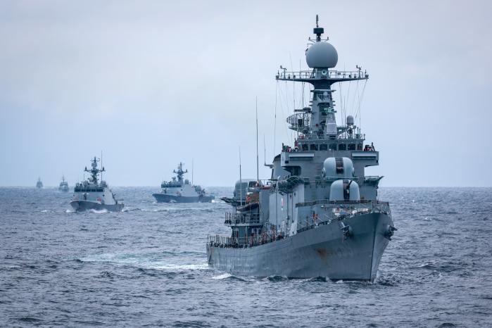 On March 26, naval vessels of the First Fleet engage in a maritime drill in the East Sea to mark the West Sea Defense Day. From the front, the 1,500-ton fast frigate (FF) ROKS Busan is followed by the 450-ton PKG-class patrol vessels ROKS Jung Geungmo and ROKS Kim Soohyun (PKG 729), as well as Chams