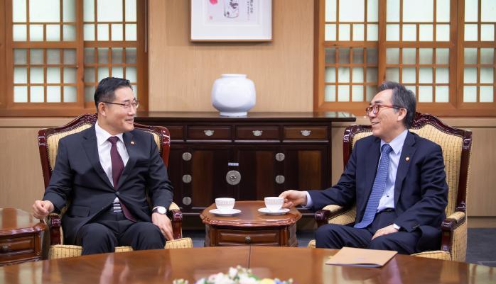 Defense Minister Shin Won Sik (left) and Foreign Affairs Minister Cho Tae-yul discuss ways to strengthen cooperation to protect Koreans overseas.