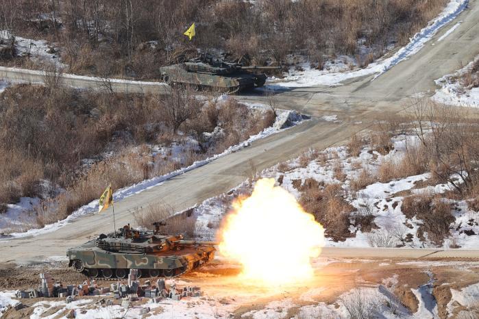 On January 23, the 17th Infantry Division’s K1E1 tanks fire shells at targets in an air-ground joint integrated fire operation and live fire exercise at Seungjin Firing Range in Pocheon-si, Gyeonggi-do. Reported by Cho Jong-won