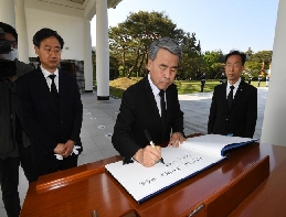 “We need to make every effort to build a solid defense, through ... 대표 이미지