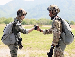 ROK-US special warfare soldiers perform high-altitude parachutin... 대표 이미지