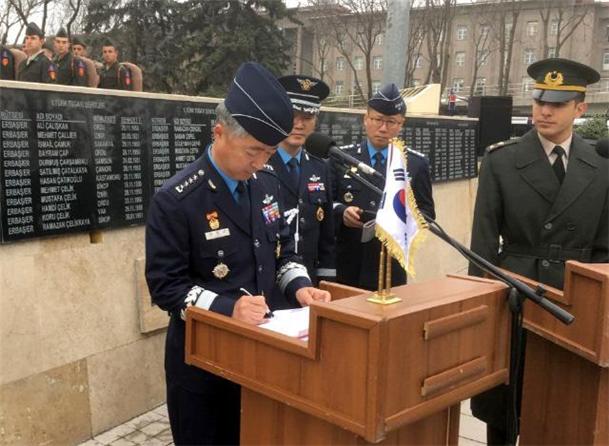 Discussion to reinforce military exchange and defe