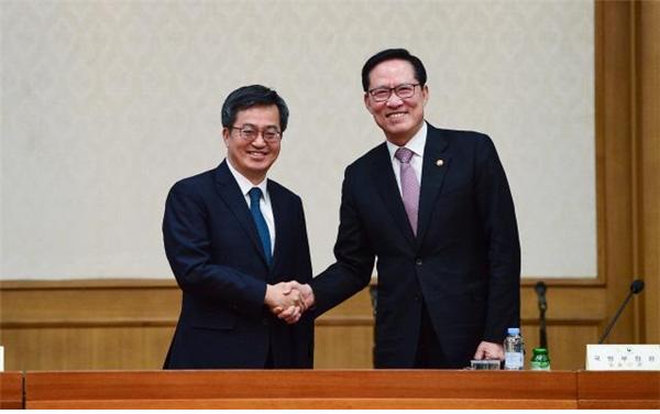 Holding hands for economic support to build a powe