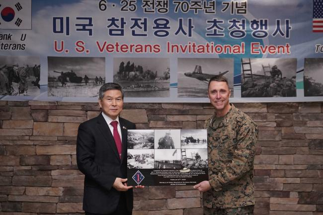 National Defense Minister visits the US 1st Marine
