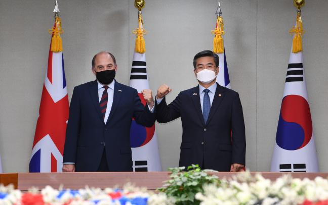 Minister Suh Wook meets with UK Defense Minister W