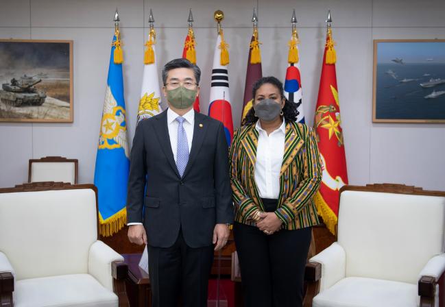 Defense minister meets with Ghana