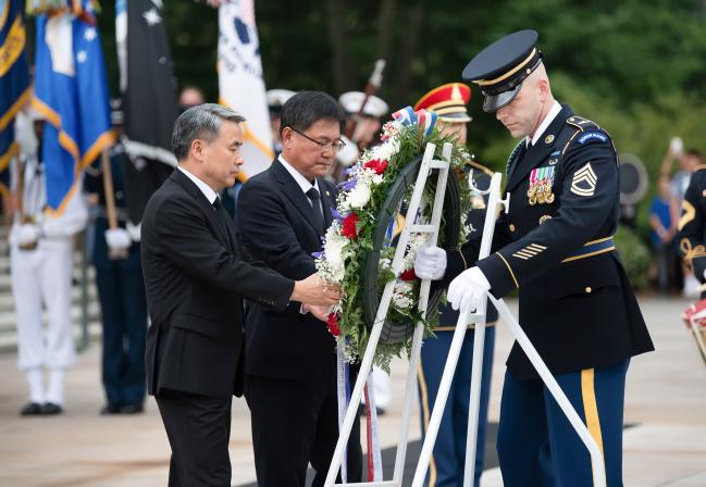 Defense minister pays tribute to Korean War vetera