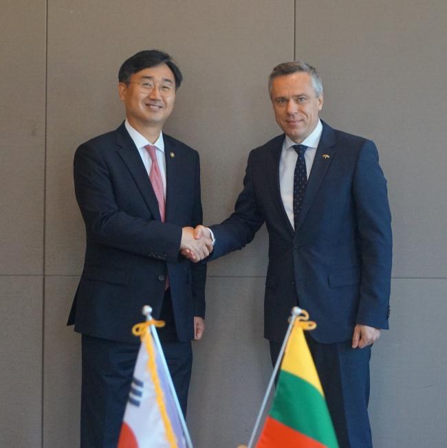 ROK, Lithuania pledge to expand bilateral cooperat