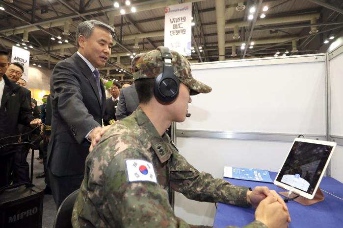 Defense Minister Lee Jong-sup urges maximum effort