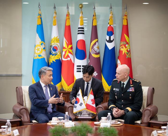 Defense Minister Lee Jong-sup (left) discusses def