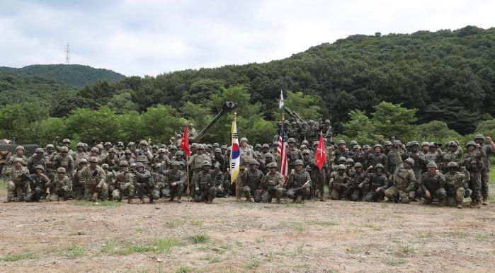 South Korean and US soldiers pose for a picture wh